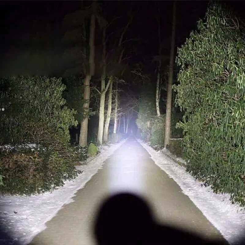 Puissant faisceau de lumière blanche éclairant une route avec la mini lampe torche LED