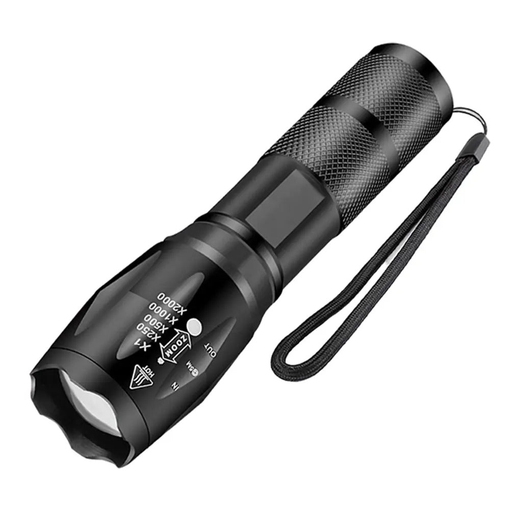 Lampe torche LED noire avec dragonne de sécurité, design robuste et compact pour usage extérieur.